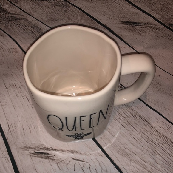 2/$30 🎉🎉 NWT Rae Dunn “Queen Bee” ceramic mug - Picture 2 of 3